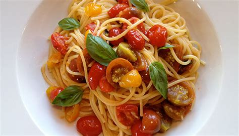 Spaghetti With Fresh Tomatoes Easy Summer Pasta Recipe