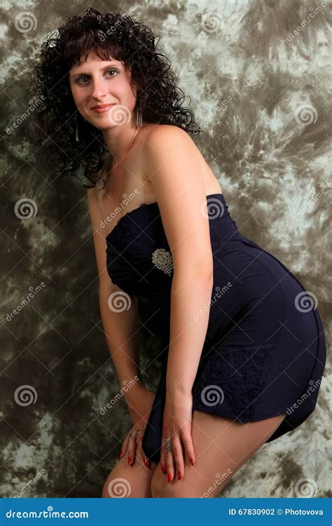 Brunette Hermoso Joven Foto De Archivo Imagen De Rizado