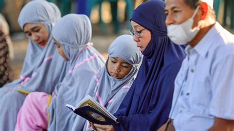 Foto Untaian Doa Di Kuburan Massal Tsunami Aceh Yang Tak Bernisan