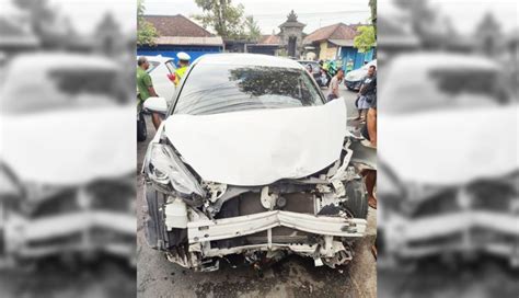 Nusabali Tiga Mobil Tabrakan Beruntun Di Kapal