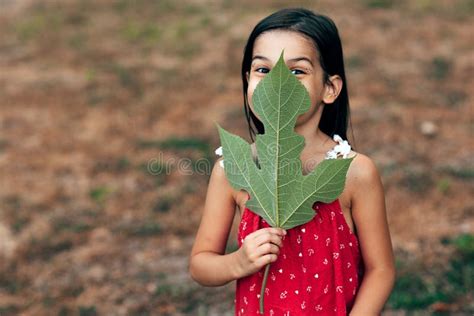 Petite Fille Mignonne Debout Dans Sa Grande Feuille Verte De Main