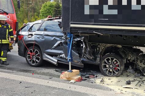 SUV Fahrer Kracht Auf A6 In Lastwagen Mann Stirbt Im Krankenhaus