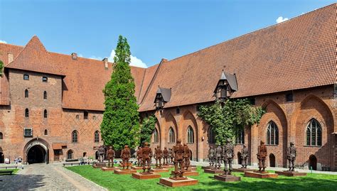 Malbork Zamek Wewnętrzny Dziedziniec Posągi