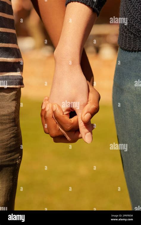 Cute Couple Holding Hands Wallpapers