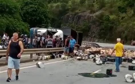 Caminhão que transportava óleo tomba e carga fica espalhada na BR 040