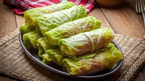 Cena sin carne fácil de preparar Rollitos vegetarianos de col