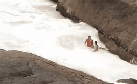 VÍDEO Turistas são arrastados por onda na praia do Diabo