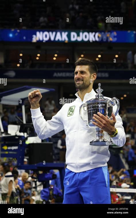 Novak Djokovic Karriere Novak Djokovic Us Open Trophy Fotos Und