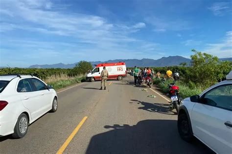 Dom Basílio BA Acidente entre caminhão e moto resulta na morte de