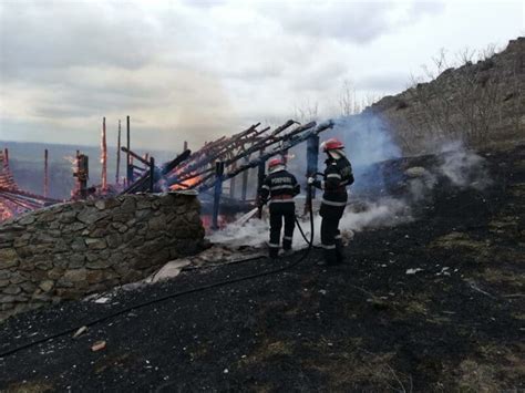 FOTO Incendiu puternic într o localitate din Tulcea O construcție