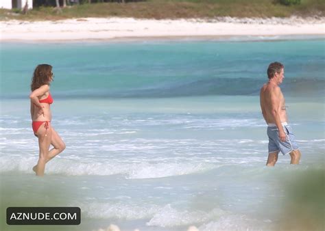 Cindy Crawford Sexy Spotted Flaunting Her Beautiful Figure Wearing A Hot Bikini In Cancun Beach