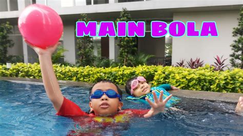 Episode 018 Main Bola Di Kolam Renang Apartemen 🤩 Kids Toys Youtube