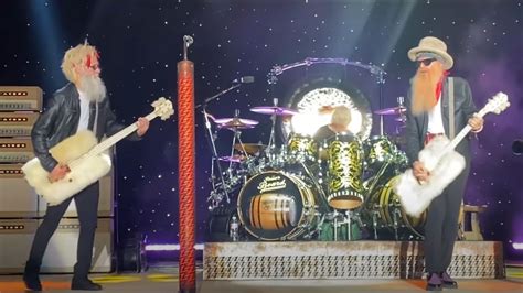 Video Zz Top Perform For The First Time After Dusty Hill S Death With Long Serving Tech Elwood