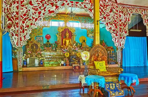 La Sala De Oraciones De Viharn Del Templo De Wat Chong Kham El 6 De