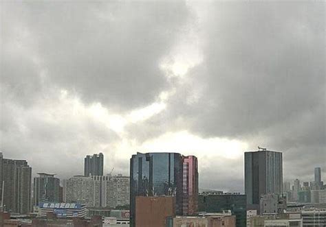 密雲有狂風驟雨 最高氣溫約28度