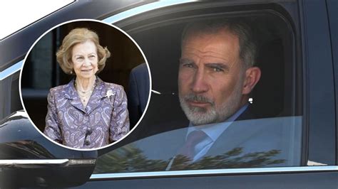 El Rey Felipe Vi Acude Al Hospital A Visitar A La Reina Sof A Y Da La