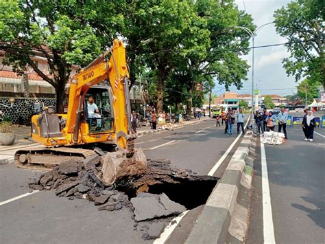 Rri Co Id Lubang Besar Muncul Di Jalan Bandung Kota Malang