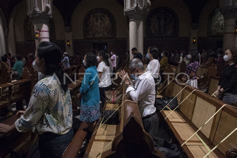 MISA MALAM NATAL GEREJA KATEDRAL JAKARTA ANTARA Foto