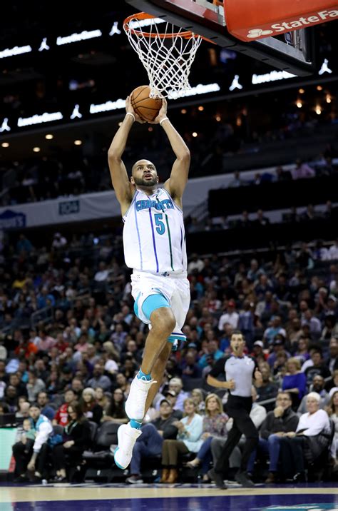 Basket NBA Nicolas Batum laissé libre par les Hornets