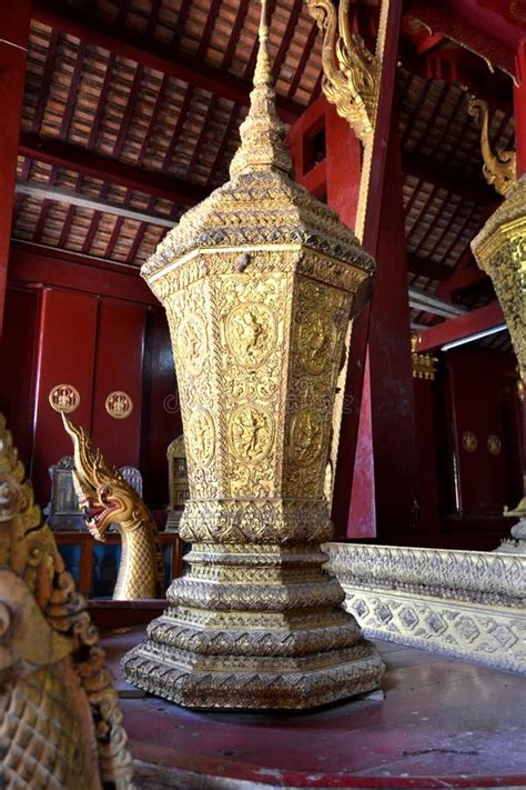 Murales De Oro De Las Estatuas Y Talla En Los Templos Budistas De Luang