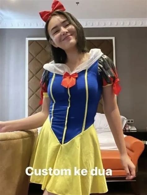 8 Adu Gaya Publik Figur Kenakan Kostum Snow White Dari Nia Ramadhani