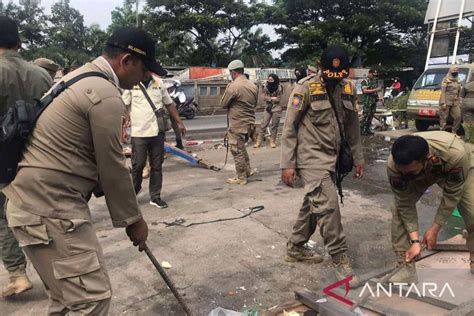 Satpol PP Bekasi Bongkar Bangunan Liar Di Area Taman ANTARA News