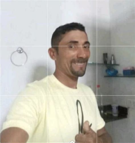 Homem é encontrado morto marcas de tiros ao lado da moto dele em