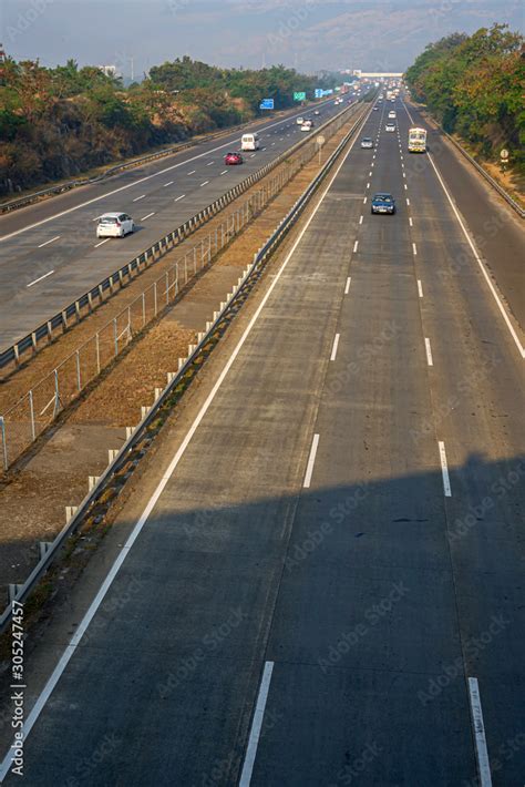 The Mumbai Pune Expressway Early Morning Near Pune India The