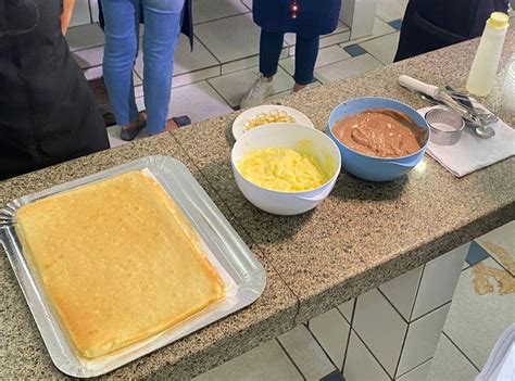 Voluntários testam recheio do bolo de Santo Antônio em Campo Grande