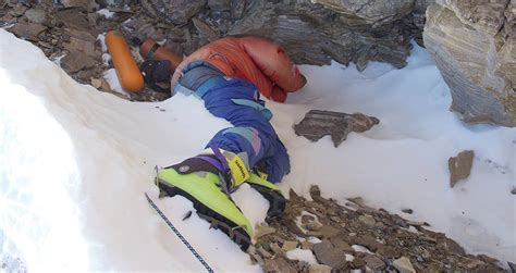 The Bodies Of Dead Climbers On Mount Everest Are Serving As Guideposts