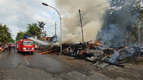 Diduga Akibat Korsleting Listrik Gudang Kayu Di Purworejo Ludes Terbakar