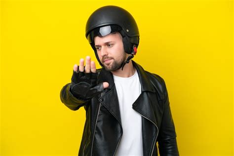 Hombre Cauc Sico Joven Con Un Casco De Motocicleta Aislado Sobre Fondo