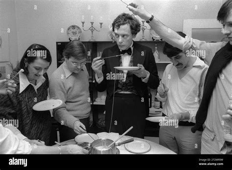 Soirée Fondue Au Fromage Très Populaire Parmi La Classe Moyenne