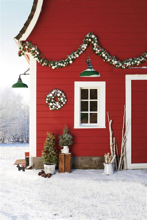 25 Beautiful Outdoor Christmas Planter Designs