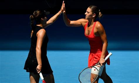 „От глава до пети“: историята зад червената рокля на Костюк – TennisKafe
