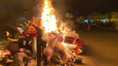 Quema de monigotes fuegos artificiales y los deseos de días mejores