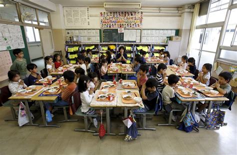 Nelle Mense Delle Scuole Giapponesi I Bambini Imparano Leducazione Al Cibo