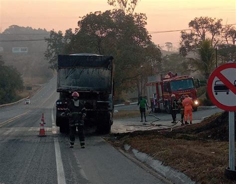 Caminh O Pega Fogo E Motorista Fica Ferido Na Mg Em Divin Polis