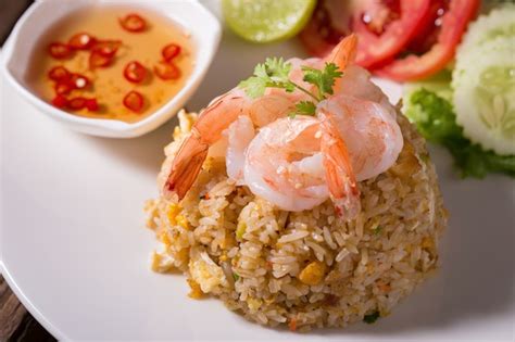 Arroz Frito Tailand S Con Gambas En Un Plato Blanco Foto Premium