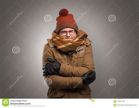 Muchacho Hermoso Que Congela En Ropa Caliente Foto De Archivo Imagen