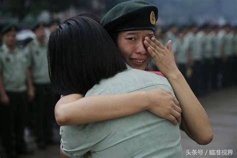 廣西防城港84名退伍老兵卸下警銜，女兵相擁而泣哭成淚人 每日頭條