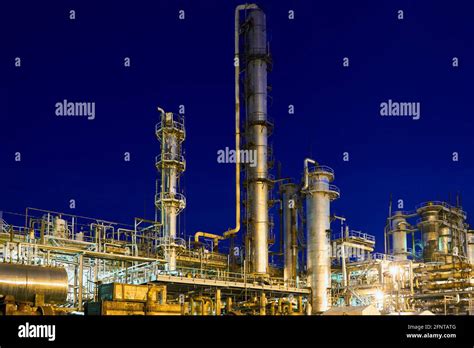 Planta Qu Mica F Brica Petroqu Mica Por La Noche Empresa De Refiner A