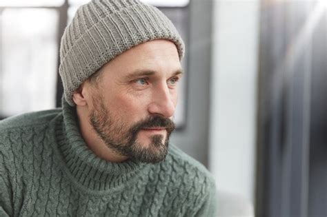 Bel Homme élégant Mature Avec Barbe Et Moustache Photo Gratuite
