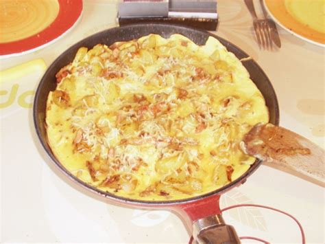 Omelette à Lancienne Oignon Lardon Pomme De Terre Recette De