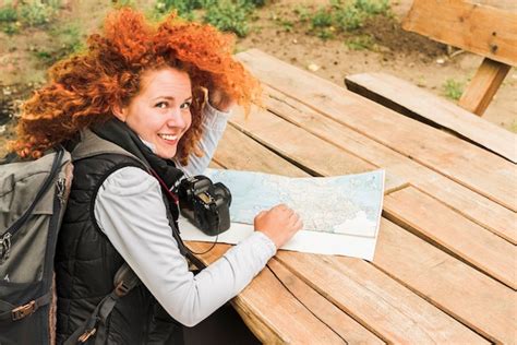 Mujer Viajando Sola Por El Mundo Foto Gratis