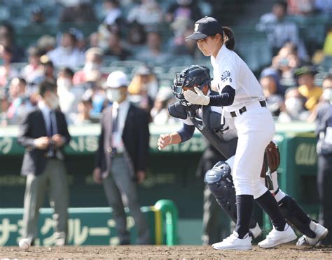 【センバツ】甲子園史上初の女子ノッカーが誕生！城東の永野悠菜マネが試合前に内野ノック センバツ写真ニュース 日刊スポーツ