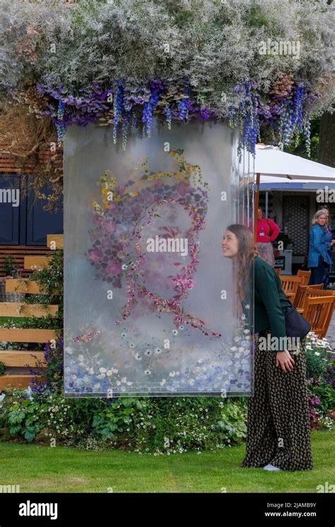 Elizabeth Ii Esposizione Floreale Al Chelsea Flower Show Immagini E