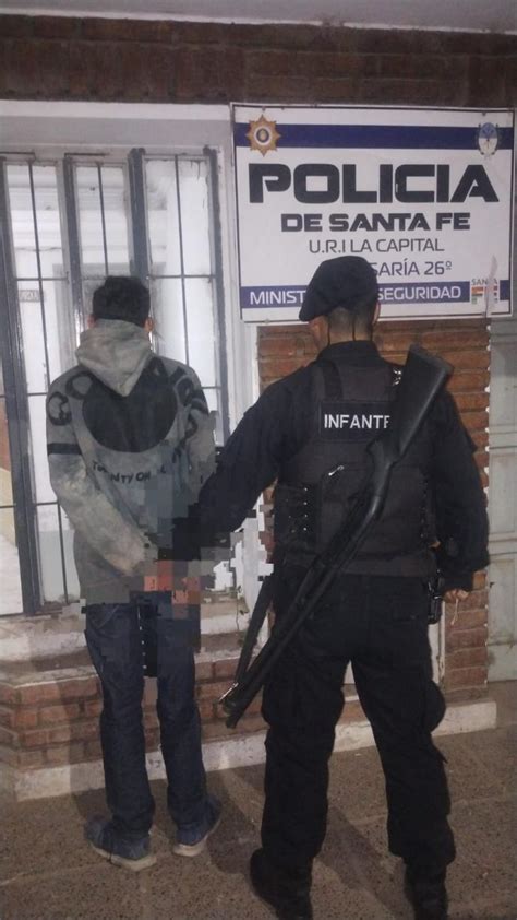 Santa Fe Detuvieron A Un Joven Que Rob Un Reflector De Una Cancha De