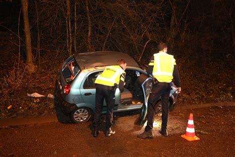 Automobilist Vliegt Uit De Bocht En Slaat Op De Vlucht Sleutelstad