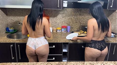 Mi Madrastra Y Mi Tia Son Iguales Y Ambas Le Gusta Cocinar En Bikini A